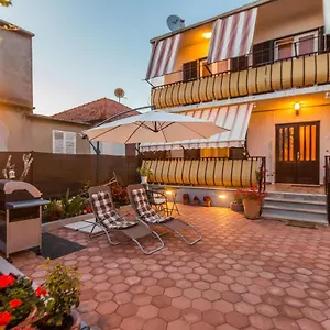apartment-hosana.hotelinzadar.com/
