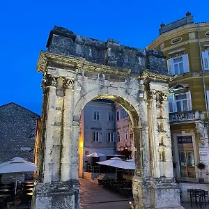 Apartman Dejan, Pula